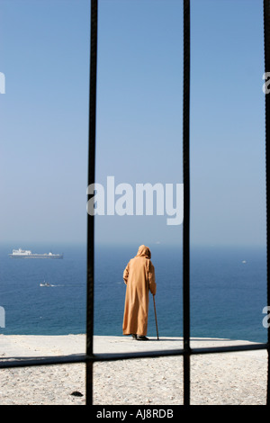 Alter Mann zu Fuß in Richtung Meer Ozean Stockfoto