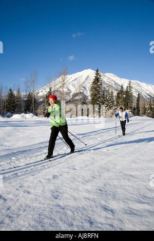 Paar mittleren Alters x-c Skifahren auf präparierte Langlauf-Loipen Stockfoto