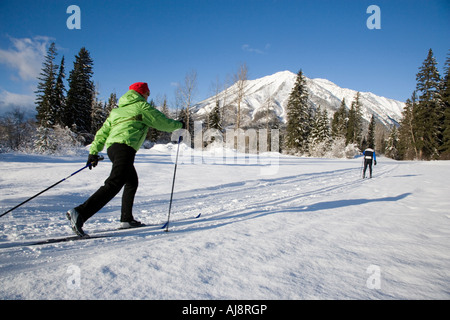 Paar mittleren Alters x-c Skifahren auf präparierte Langlauf-Loipen Stockfoto