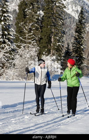 Paar mittleren Alters x-c Skifahren auf präparierte Langlauf-Loipen Stockfoto