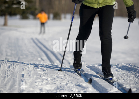 Paar mittleren Alters x-c Skifahren auf präparierte Langlauf-Loipen Stockfoto