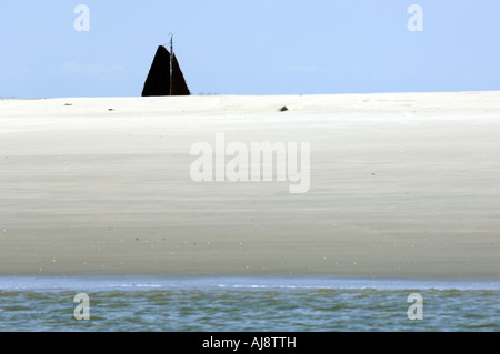 Razende Bol ein Segelschiff übergibt die Insel Stockfoto