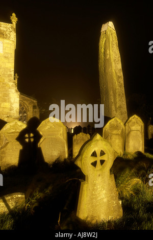 Rudston Monolith bei Nacht Allerheiligen Pfarrkirche Rudston East Yorkshire UK Stockfoto