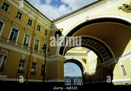 Blick durch die großen Triumphal Bogen der Bolshaya Morskaya zur Eremitage, Sankt Petersburg, Russland Stockfoto