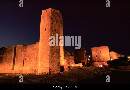 Die alte römische Stadtmauer und Turm in der Nacht, Tarragona-Katalonien-Spanien Stockfoto