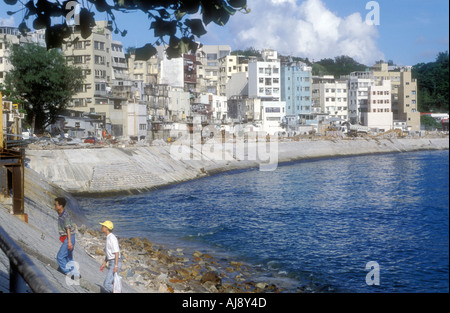 Stanley Village Waterfront und der Promenade mit Blick auf die Bucht von Stanley, zwei Männer aufsteigend Harbourside Schritte unten rechts, Hong Kong Island, Stanley, China Stockfoto