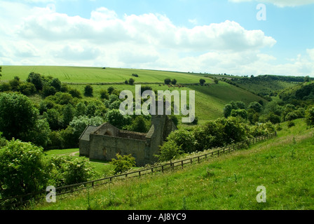 St Martin s Kirche auf dem verlassenen Dorf Wharram Percy North Yorkshire Stockfoto