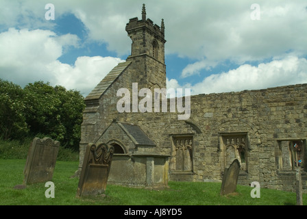 Die Ruinen der St. Martin s Kirche auf dem verlassenen Dorf Wharram Percy North Yorkshire Stockfoto