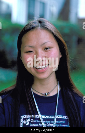 Asiatische Studentin Alter von 16 Jahren, die Kunst-Camp am Gustavus College besucht. St Paul Minnesota USA Stockfoto