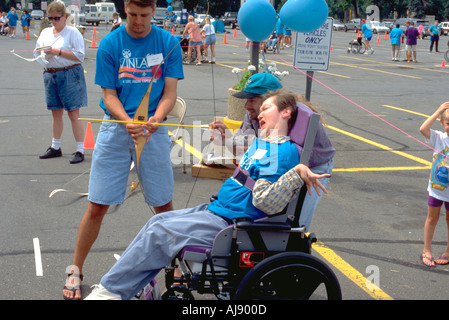 Breaking Barriers Vinland Reha Demonstration des Bogenschießens für körperlich Behinderte Alter 24. St Paul Minnesota USA Stockfoto