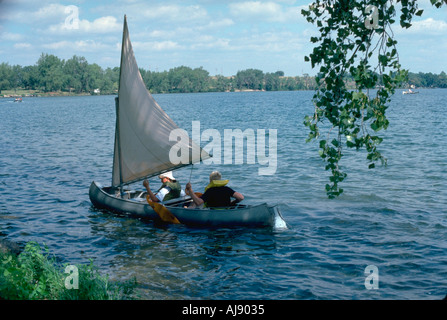 Freunde Alter 15 in einem manipulierten für Segeln Kanu. Clitherall Minnesota USA Stockfoto