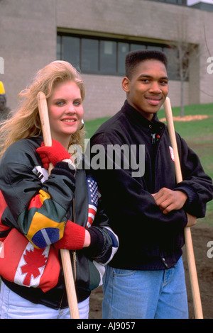 Zwei 18 jährigen mit Schaufeln am Gymnasium Arbor Day Baumpflanzungen. St Paul Minnesota USA Stockfoto