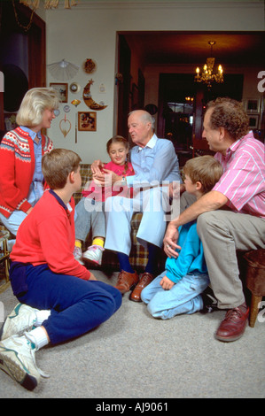 Großvater und Eltern diskutieren Familiensituation in ihrem Wohnzimmer. St Paul Minnesota USA Stockfoto