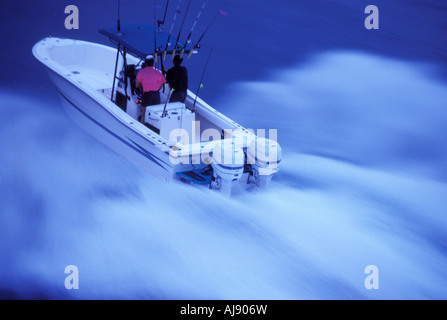 Männer-Geschwindigkeit über offenes Wasser in einem Boot. Stockfoto