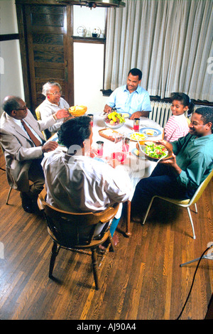 Afroamerikanische Familie mit Großeltern und Kindern beim Abendessen. St Paul Minnesota USA Stockfoto