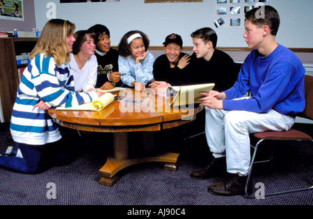 Ethnisch gemischten Gruppe von 16 jährigen an einem Projekt arbeiten. St Paul Minnesota USA Stockfoto