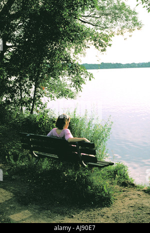 Teenager-Alter 16 genießen einen ruhigen Moment im See Harriet. Minneapolis Minnesota USA Stockfoto