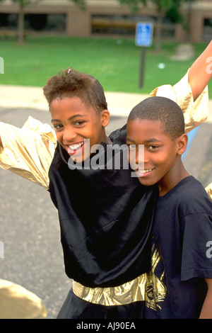 Afrikanische amerikanische paar im Alter von 14 Jahren für Aquatennial Parade gekleidet. Minneapolis Minnesota USA Stockfoto