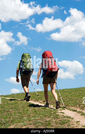 Wanderer mit Rucksäcken unterwegs. Stockfoto