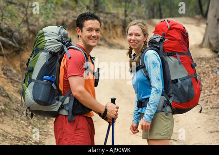 Wanderer mit Rucksäcken unterwegs. Stockfoto