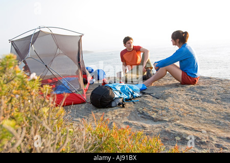 Camper aus Zelt auf felsigen Küste. Stockfoto