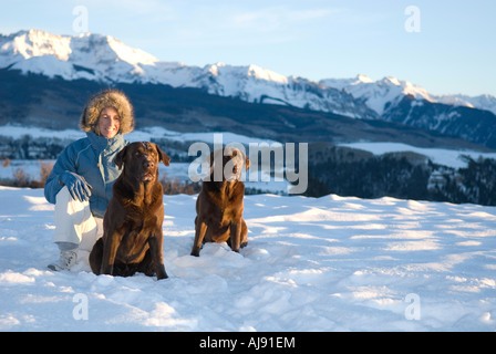 Frau spielt mit zwei Hunden. Stockfoto