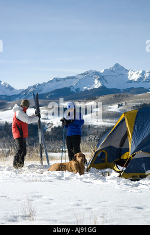 Mann und Frau im Schnee camping. Stockfoto