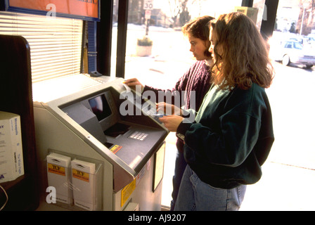 Tongan amerikanische Schwestern Bargeld Alter 15 und 17 von der Maschine im Lebensmittelgeschäft. St Paul Minnesota USA Stockfoto