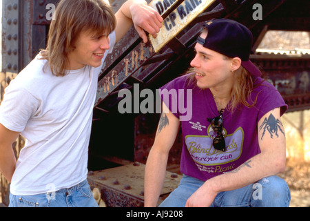 Rock-Musiker mit 19 Jahren sprechen von Eisenbahnbrücke. St Paul Minnesota USA Stockfoto