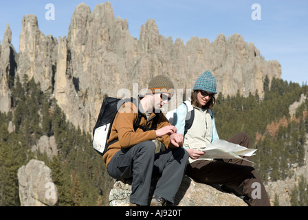 Mann und Frau liest Karte auf Felsen. Stockfoto