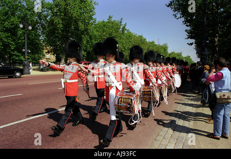 Coldstream Guards marschieren entlang der Mall in Richtung Buckingham Palace Stockfoto
