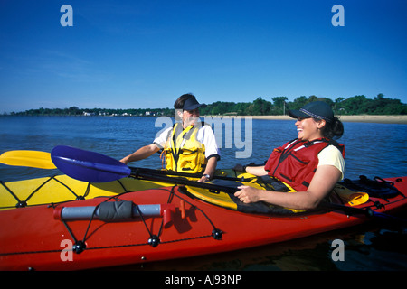 Zwei Frauen Seekajak. Stockfoto