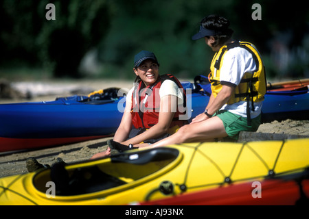 Zwei Frauen Seekajak. Stockfoto