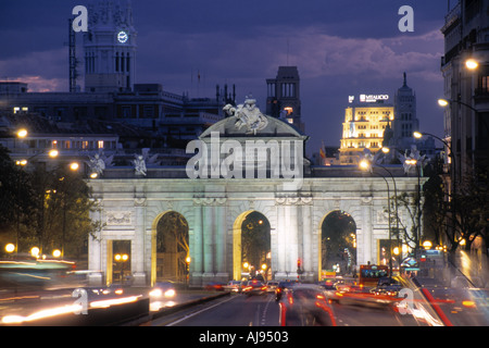 Gewölbte Tor Puerta de Alcala im spanischen Madrid Plaza del la Unabhängigkeit in der Dämmerung Stockfoto