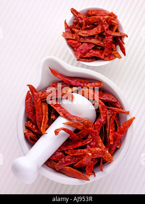 GANZE ROT GETROCKNET CHILIS IM MÖRSER Stockfoto