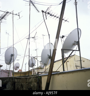 Satellitenschüsseln und Fernsehantennen in Gibraltar auf einem regnerischen day.2002. Stockfoto