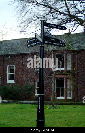 Wegweiser im Gelände des Carlisle Kathedrale Stockfoto