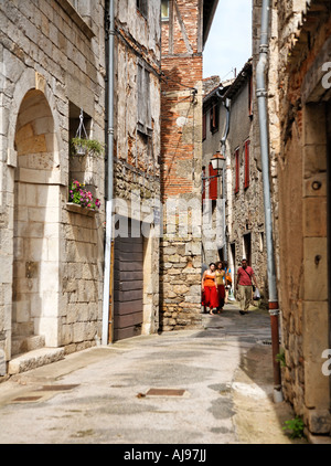 Menschen zu Fuß hinunter eine Mittelalterliche Straße Saint Antonin Toulouse Frankreich Europa Stockfoto