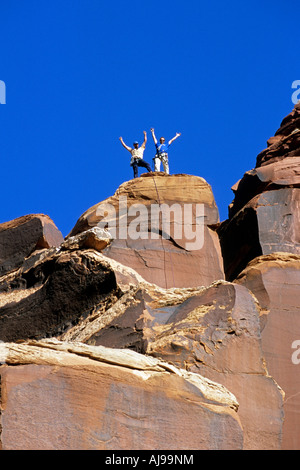 Zwei Männer stehen auf Sandstein-Turm. Stockfoto