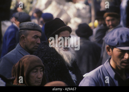 Türkische Minderheiten zu Fuß durch den Markt in Kashgar, Bestandteil der Silk Road, Provinz Xinjiang, China. 1991. Stockfoto