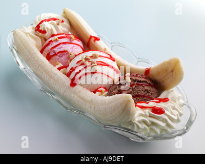 Bananensplit mit Kugeln Schokolade Vanille und Erdbeer Eis Stockfoto