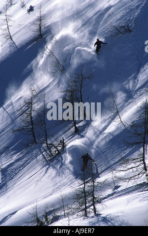 Zwei Snowboarder fahren den frischen Pulverschnee in Sainte-Foy französischen Alpen Stockfoto