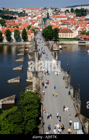 Tschechische Republik Tschechien Bohemia Prag Menschen zu Fuß auf der Karlsbrücke über die Moldau führt zu kleinen Viertel Stockfoto