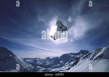 Snowboarder fliegt in die Sonne in Les Arcs französischen Alpen Stockfoto