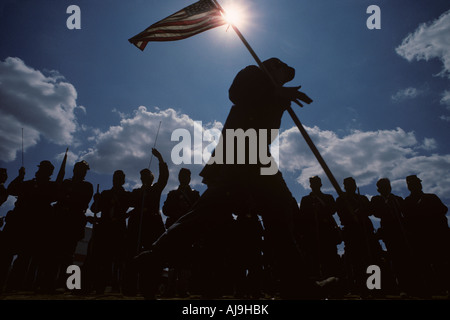 USA Virginia Chancellorsville Soldaten trägt Nationalflagge während Reenactment der Bürgerkrieg Schlacht von Chancellorsville Stockfoto