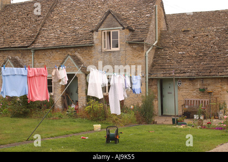 Kleidung auf der Wäscheleine in einen Bauerngarten Stockfoto