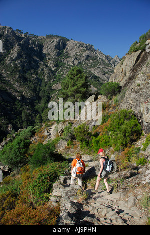Weibliche Touristen trekking im Tavignano-Tal, Korsika, Frankreich, Europäische Union Stockfoto