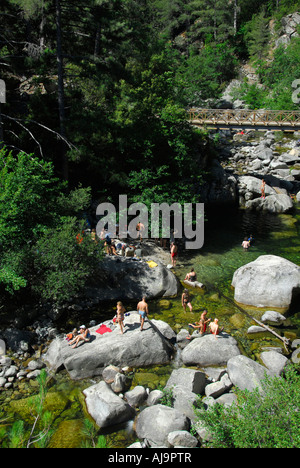 Leute, die Spaß im Fluss Tavibnanu, Korsika, Frankreich Stockfoto