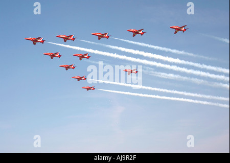 Red Arrows display Team mit zwei Ersatzteile überfliegen Shoreham Flughafen auf dem Weg zur Biggin Hill Stockfoto