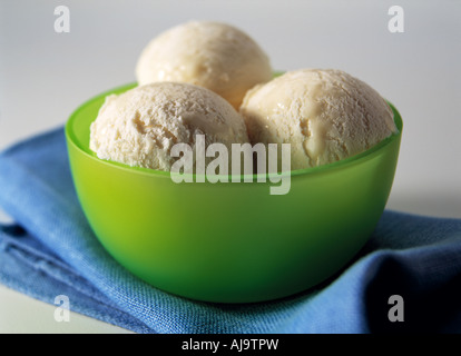 Drei Kugeln Vanille Eis in eine Schüssel geben Stockfoto